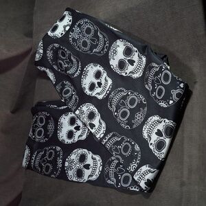 No Boundaries Black and White Sugar Skulls Capris Leggings NWOT XL